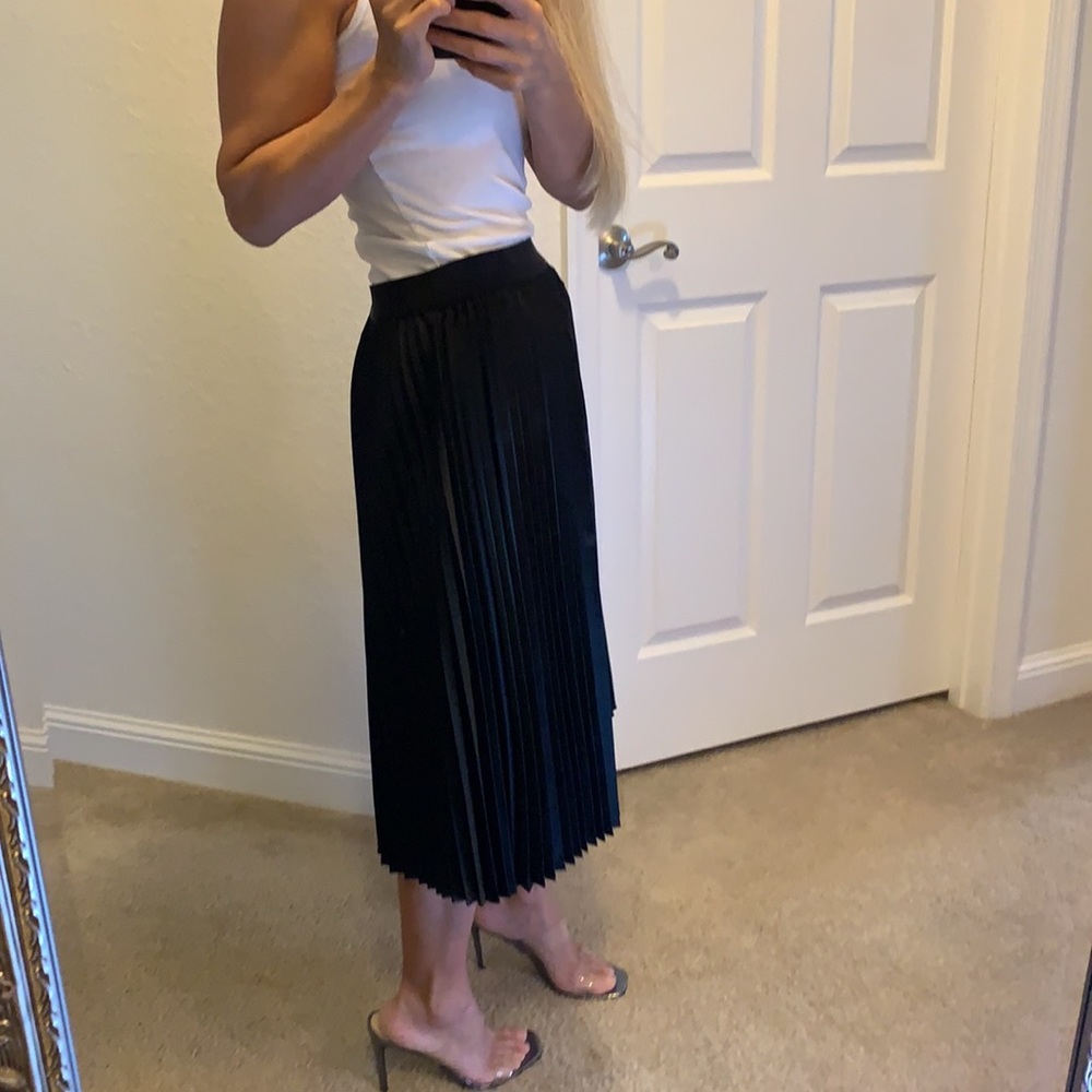 T TAHARI PHEOBE Black Satin Pleated Skirt size M - Picture 8 of 15